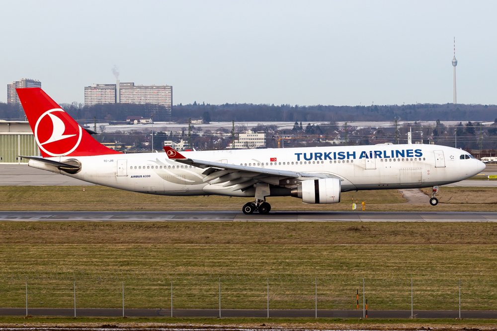 Turkish Airlines / TC-JIS / Airbus A330-223