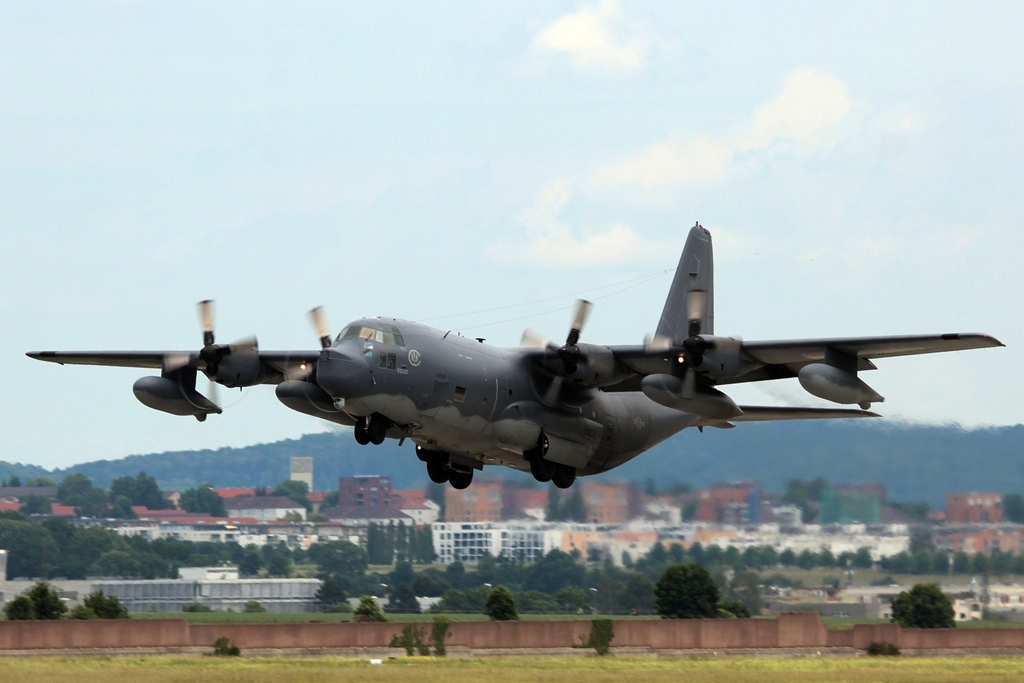 66-0220  Lockheed MC-130P Combat Shadow  US Air Force (USAF).JPG