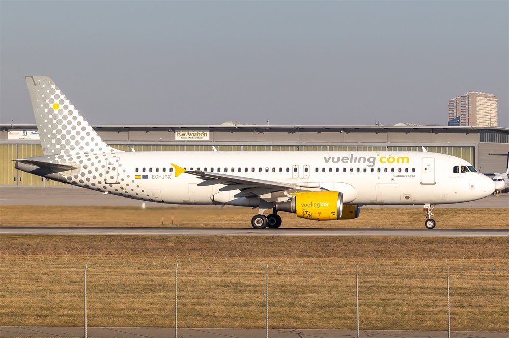 Vueling / EC-JYX / Airbus A320-214