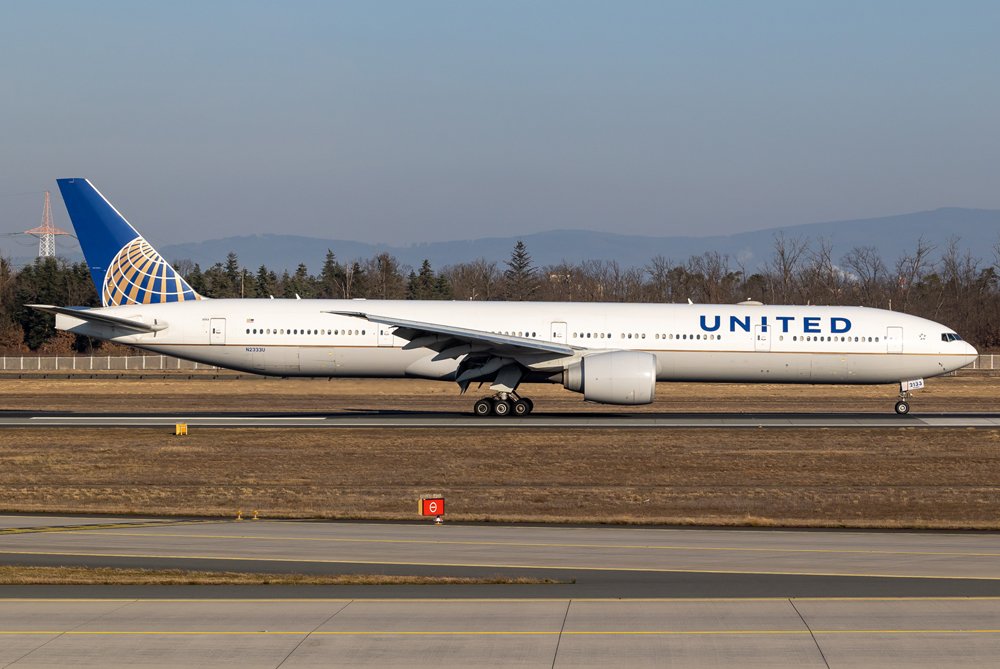 United Airlines / N2333U / Boeing 777-322ER