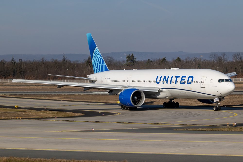 United / N78005 / Boeing 777-224(ER)