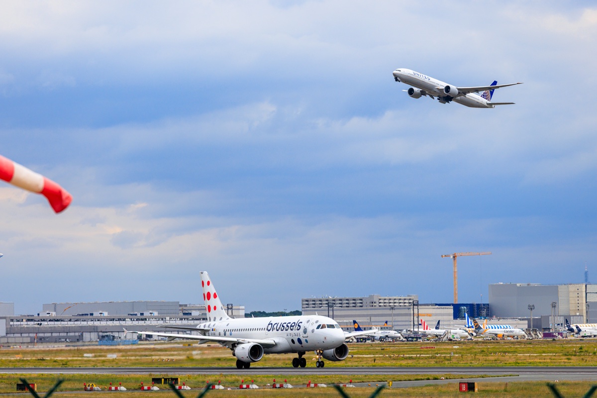 20250823-A319, B777, BEL, N2243U, OO-SSB, UAL.jpg