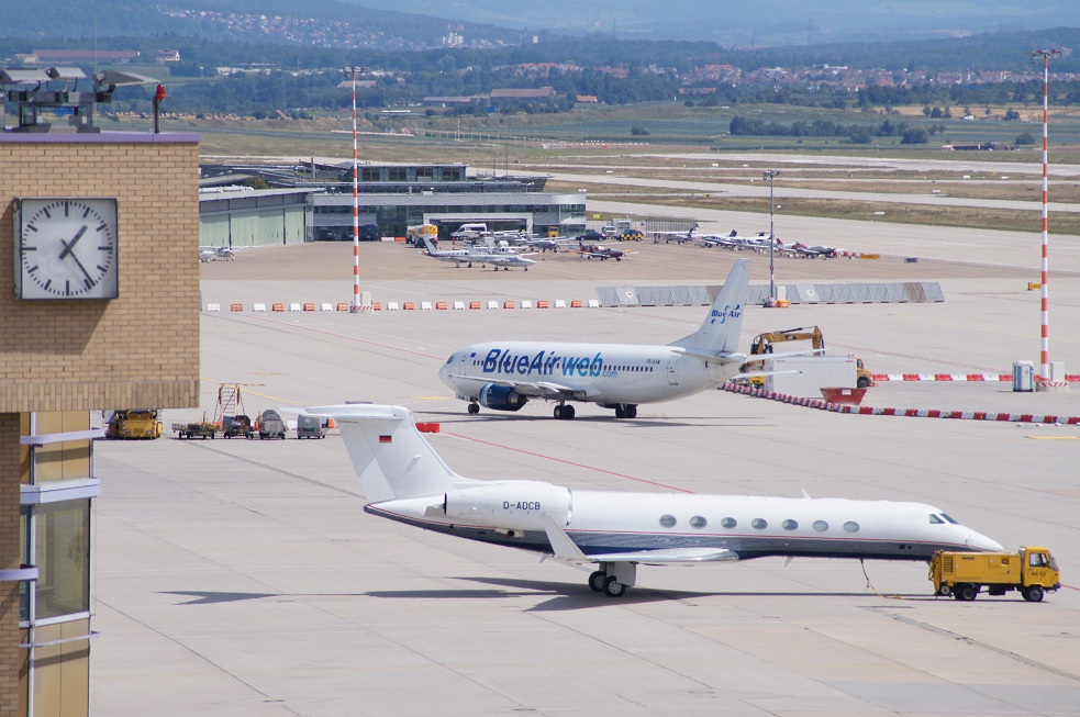 Blue Air mit YR-BAM (leider sehr klein)