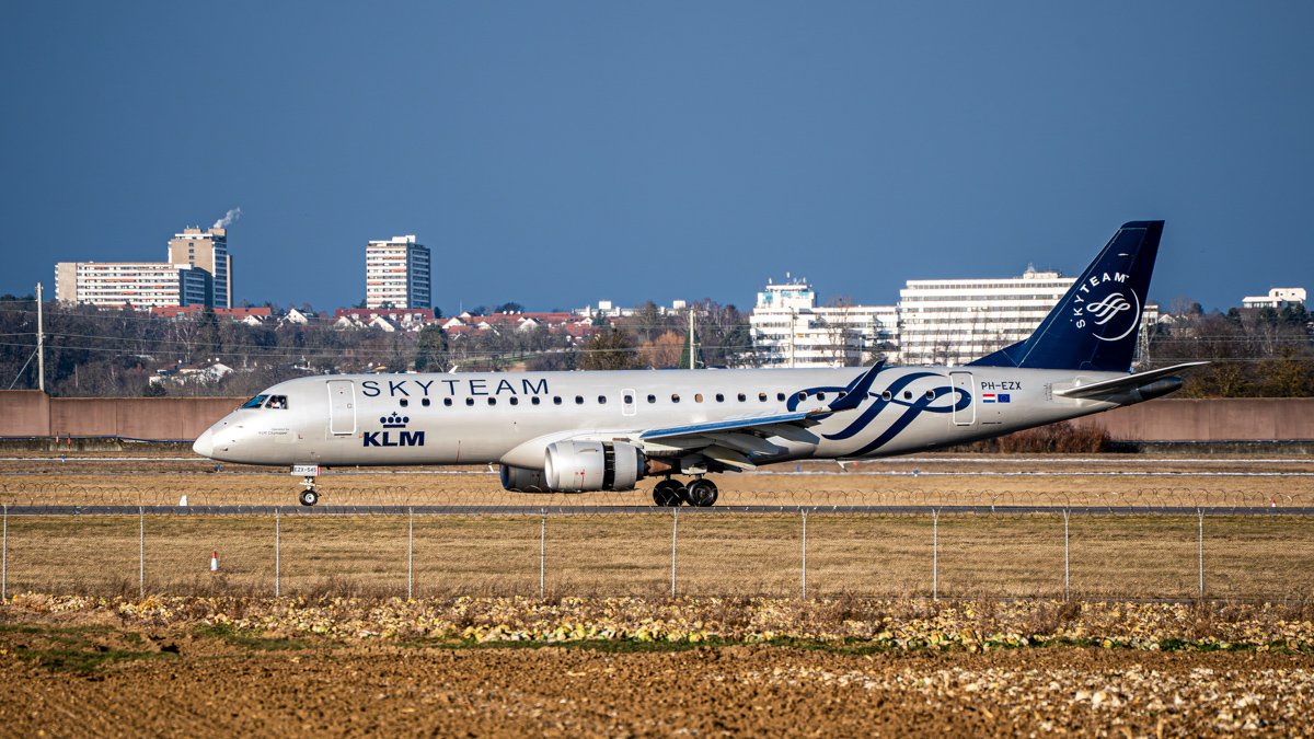 Embraer 190, PH-EZX, KLM (Sky-Team Livery)