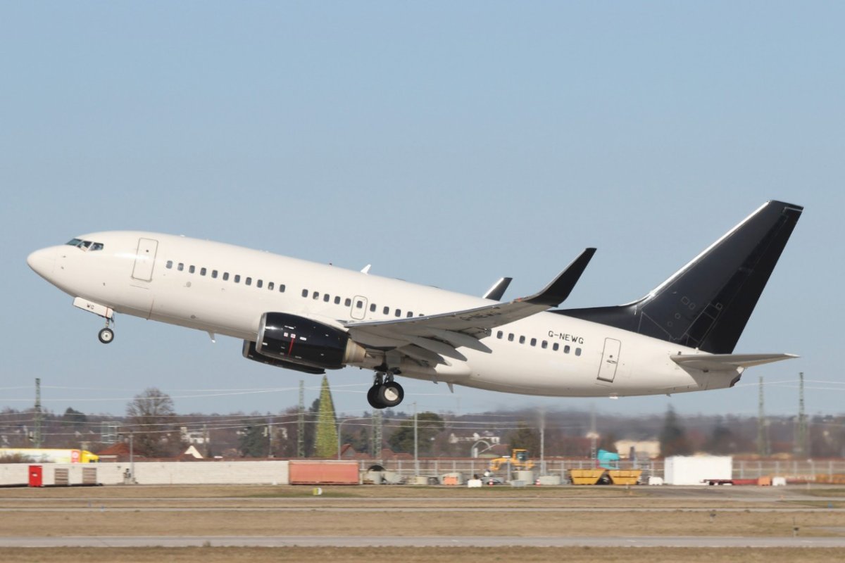 G-NEWG         737-76N          2Excel