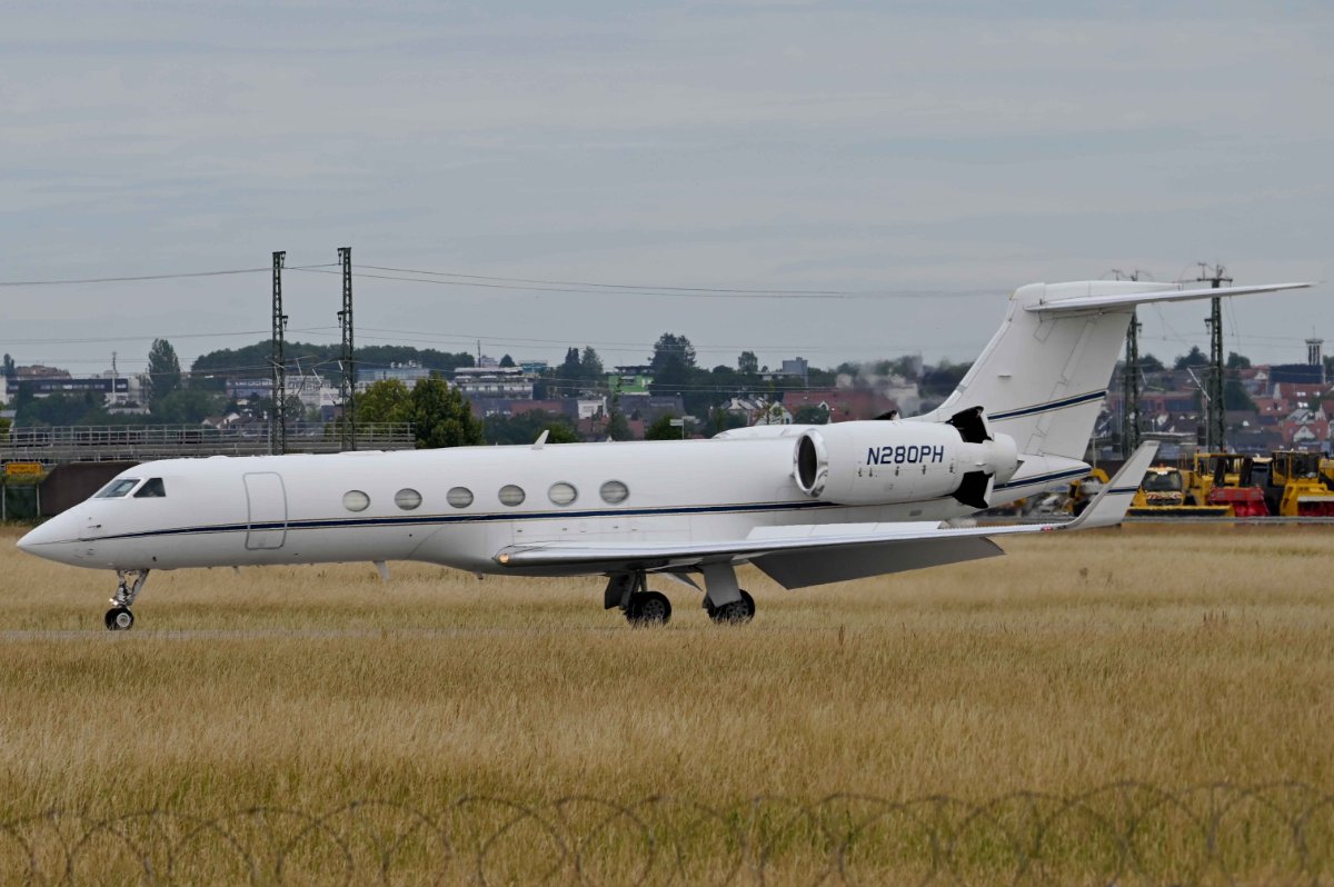 N280PH Global Air Charters Gulfstream G-V.JPG