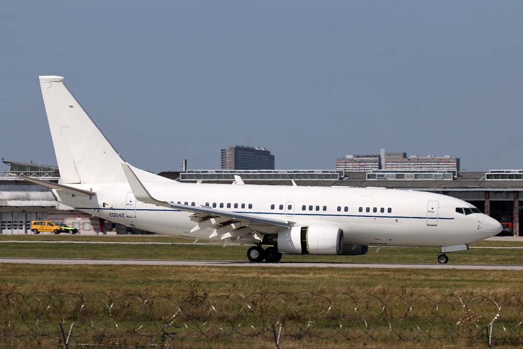 02-0042  Boeing C-40B  US Air Force (USAF).JPG