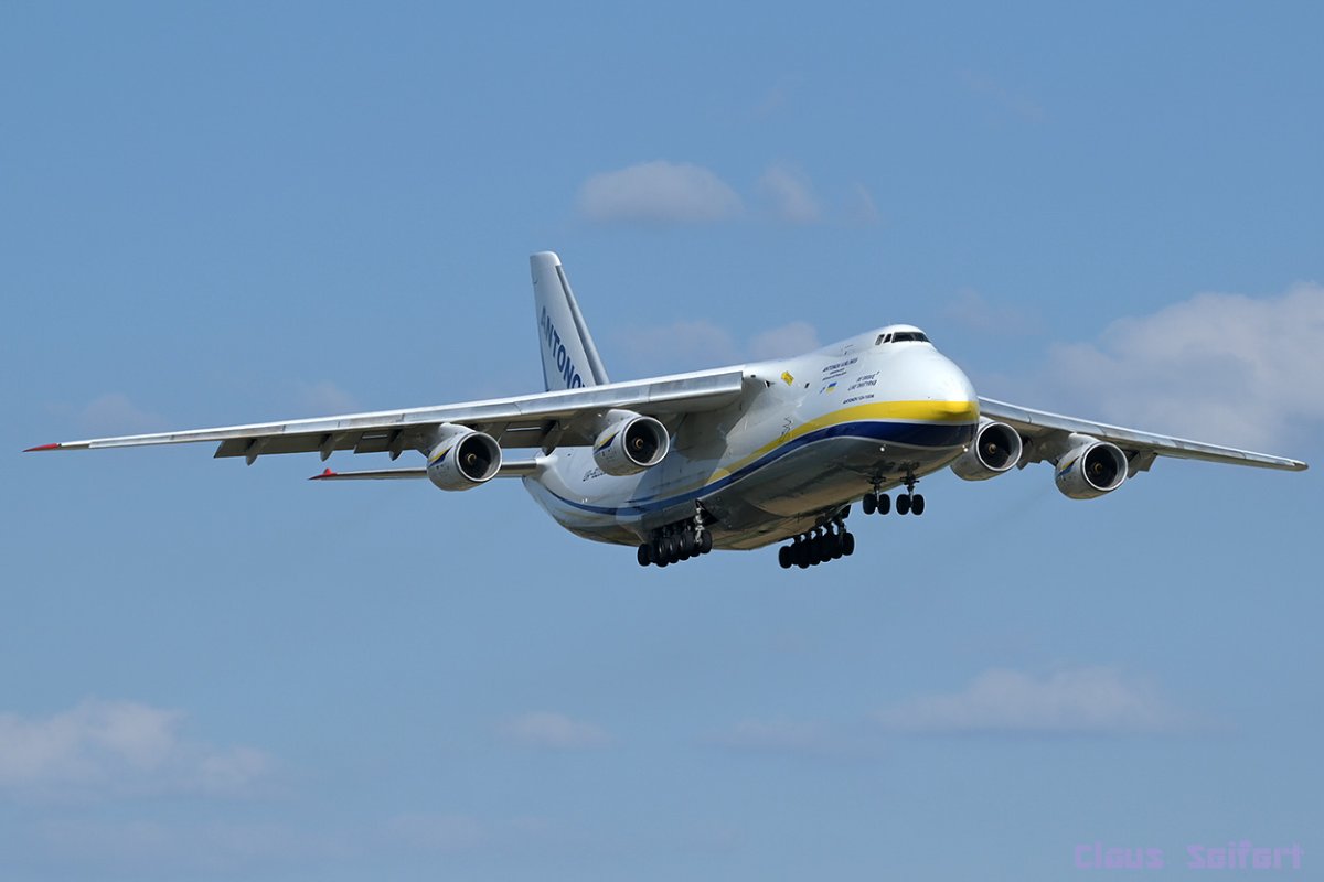 UR-82008.1.jpg