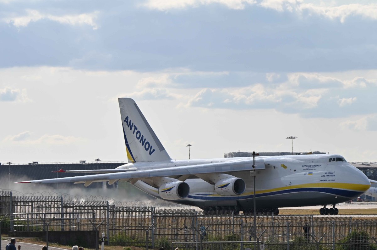 UR-82008 Antonov Airlines Antonov AN-124-100M 01.JPG