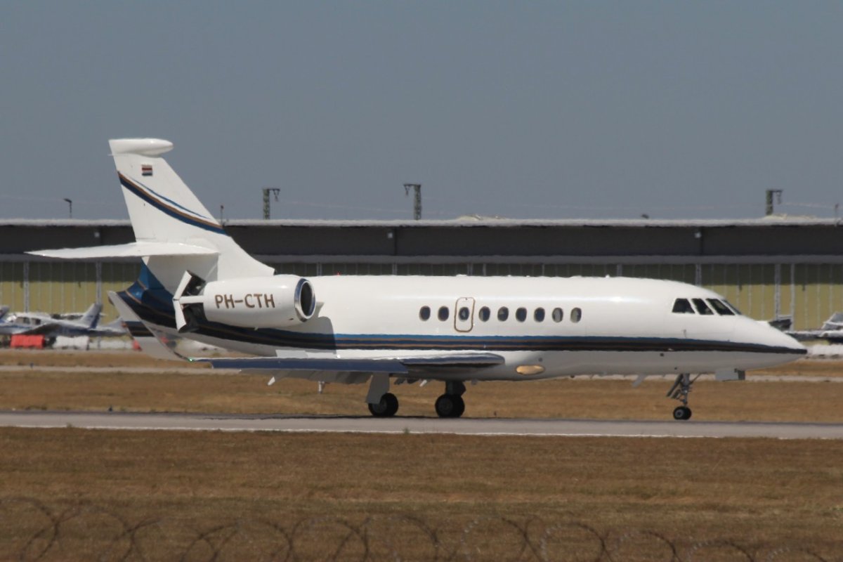 PH-CTH         Dassault Falcon 2000LX       Flying Service