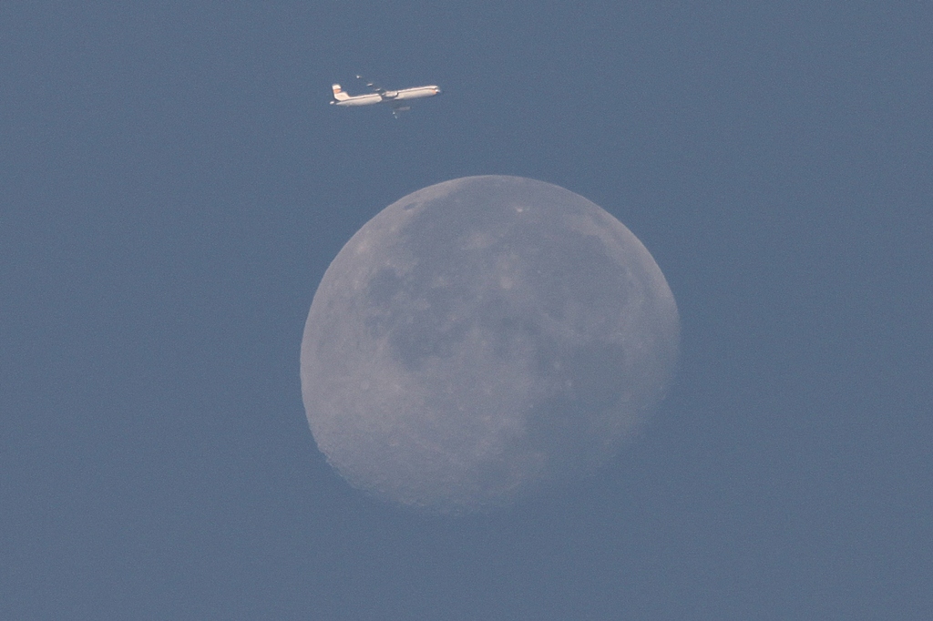 Lufthansa Retro Airbus A321 &amp; Mond