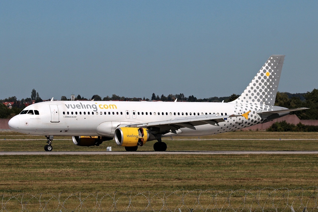EC-JGM  Airbus A320-214  Vueling Airlines.JPG