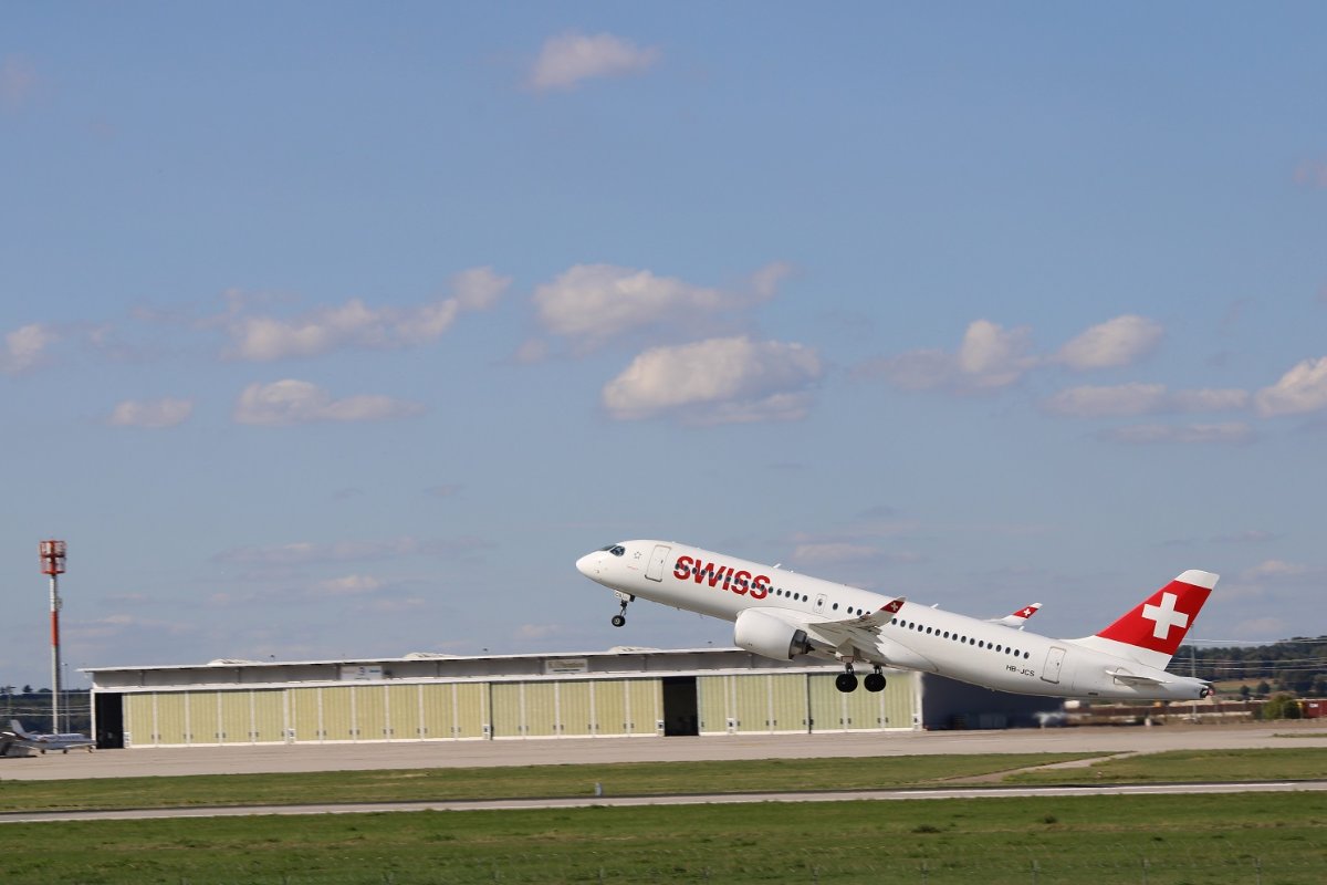 HB-JCS A220-300 Swiss