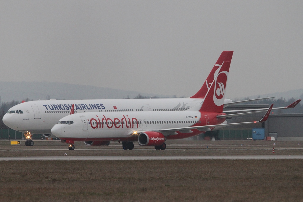 Air Berlin Boeing 737-808 D-ABBX &amp; Turkish Airlines Airbus A340-313X <br />TC-JIH