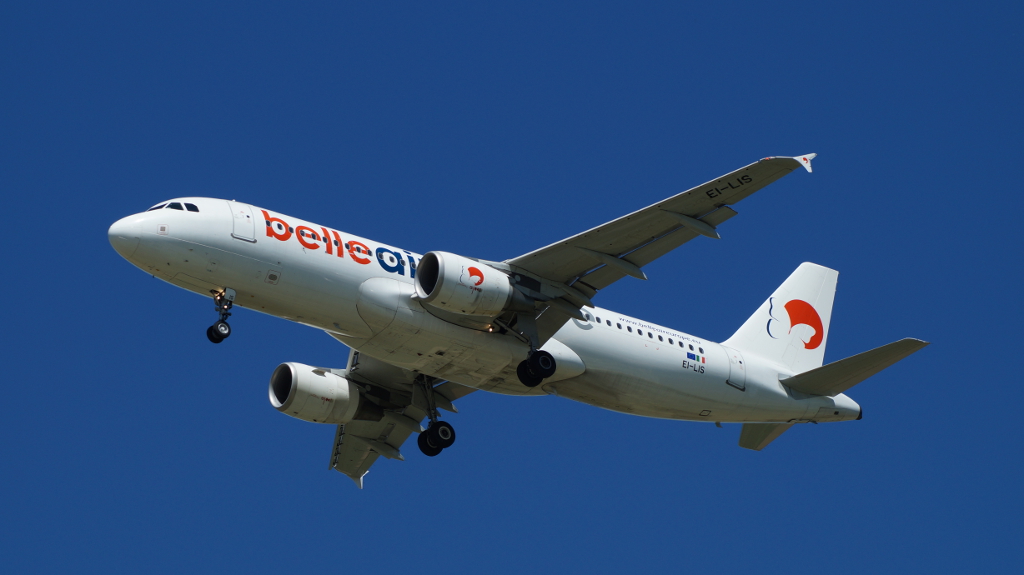 Bell Air A320-214 EI-LIS.JPG