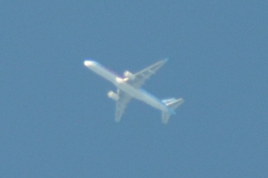 Und zum Abschluß noch eine Thomson Airways Boeing 757-204, G-BYAX (aus Korfu kommend, auf dem Weg nach Manchester):