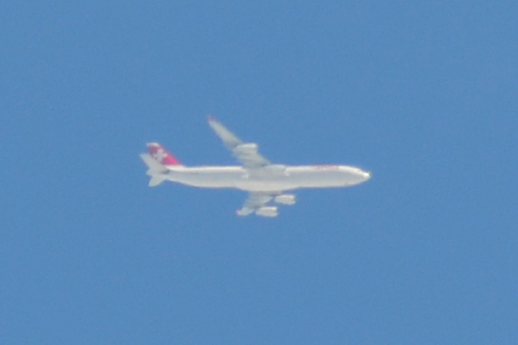 Und gleich noch einer, diesmal ein Airbus A340-313X (HB-JMH), der aus Tokyo Narita kam und mit dem Sinkflug für ZRH ebenfalls wie die HB-JMM bereits begonnen hatte: