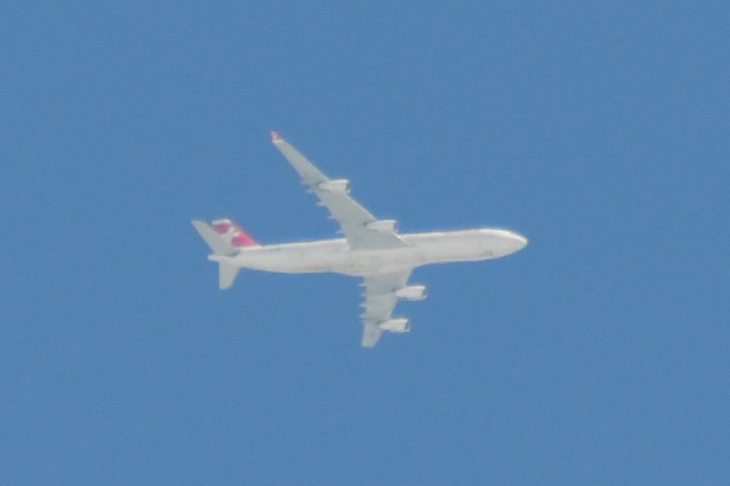 Swiss, Airbus A340-313, HB-JMM (aus Shanghai Pudong kommend, auf dem Weg nach Zürich):