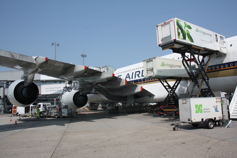 Singapore A380 beim beladen am Gate
